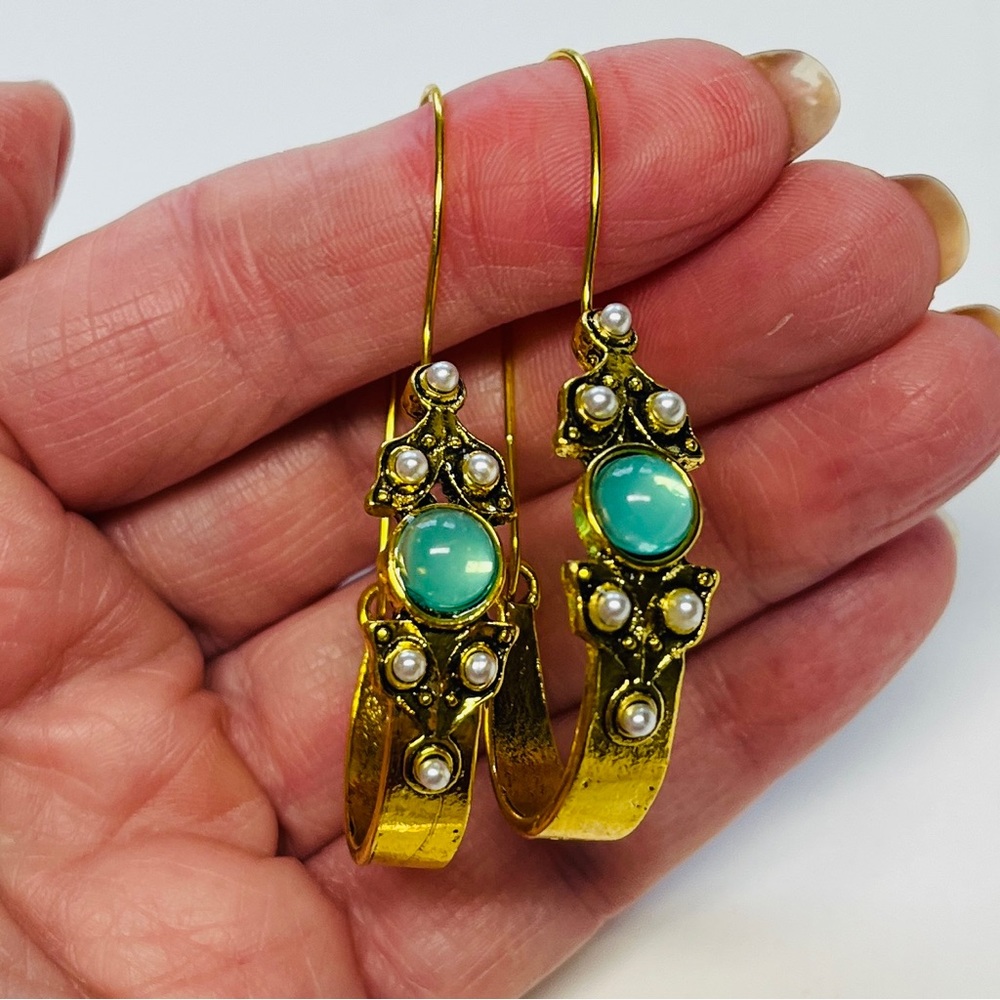 Earrings NIP Vintage style, pearls and round turquoise stone ; 2" length